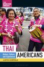 "THAI AMERICANS: History, Culture, and Experiences" von Justin Corfield. Menschen in traditionellen rosa Hemden feiern.