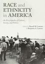 „RACE and ETHNICITY in AMERICA“ steht oben, gefolgt von „An Encyclopedia of Culture, Society, and Politics“. Szene zeigt Menschen mit Blick auf die Freiheitsstatue.