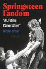 Springsteen and Fandom. "A Lifetime Conversation." Nicolas Pethes. Schwarz-weiß Foto von einem Sänger auf der Bühne mit Fans.