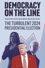 "DEMOCRACY ON THE LINE" steht oben. Unten sind Abbildungen dreier Personen vor einem Zickzack-Diagramm.
