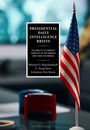 „Presidential Daily Intelligence Briefs“ mit US-Flagge und unscharfem Hintergrund.
