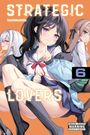 "Strategic Lovers 6" zeigt drei Anime-Figuren in Schuluniformen, eine im Vordergrund mit verschmitztem Blick.