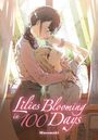 Text: "Lilies Blooming in 100 Days" und "Muromaki". Zwei Frauen in einer innigen Umarmung, Lichtstrahlen fallen durchs Fenster.