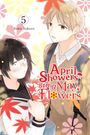 Text "April Showers Bring May Flowers". Zwei junge Menschen, ein Mädchen mit Brille und ein Junge, stehen nebeneinander.