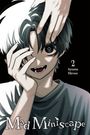 Der Text lautet: "2 Ayumu Hirose Mad Miniscope". Ein Junge mit dunklen Haaren, Fangzähnen, hält seine Hände verhüllt in Nahaufnahme.