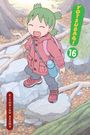 "Yotsuba&! 16" und "KIYOHIKO AZUMA". Eine fröhliche Figur mit grünem Haar in Herbstlandschaft, roten Schuhen, rosa Jacke.