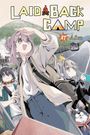 "LAID-BACK CAMP" und "17 Afro" oben, junge Leute fröhlich, eine mit Hand über Augen, Berg und Bus im Hintergrund.