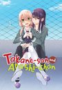 Takane-san and Arashi-chan. Zwei Mädchen in Schuluniform vor einem Maschendrahtzaun, eines umarmt das andere von hinten.