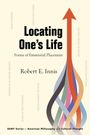 "Locating One's Life" von Robert E. Innis. Bunter Pfeil nach oben mit verflochtenen Streifen auf hellem Hintergrund.