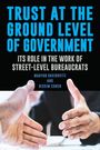 "Trust at the Ground Level of Government" in Blau. Zwei Hände kurz vor dem Händedruck.