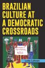 „BRAZILIAN CULTURE AT A DEMOCRATIC CROSSROADS“ von Leila Lehnen. Illustration mit Figuren, eine hält ein Banner.