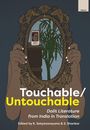Text: Touch­able/Untouch­able. Dalit Literature from India in Translation. Hände halten dekorativen Spiegel mit Pflanze. 