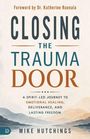 "Closing the Trauma Door. Foreword by Dr. Katherine Ruonala. Ein Buch von Mike Hutchings. Sanfte, erdige Farbgestaltung."