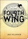 „FLY... OR DIE. FOURTH WING. 2027 PLANNER“ steht über einer Illustration mit Wolken und Vögeln, zentral platziert.