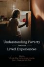 "Understanding Poverty through Lived Experiences." Ein Kind öffnet einen Kühlschrank in einer spärlich beleuchteten Küche.