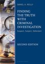 „Finding the Truth with Criminal Investigation. Suspect, Subject, Defendant. Second Edition.“ Kriminalistische Motive: Fingerabdrücke, Beweisstücke, Richterhammer.