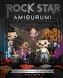 "ROCK STAR AMIGURUMI. Häkeln Sie 17 Ihrer liebsten Rock- und Roll-Ikonen! Bianca Santos." Gehäkelte Figuren auf einer Bühne.