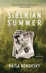 "Siberian Summer" von Raisa Borovsky. Ein Haufen alter Fotos vor einem nebligen Waldhintergrund, Zitat von Yelena Lembersky.