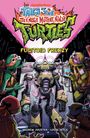 Tales of the Teenage Mutant Ninja Turtles: Fugitoid Frenzy. Vier Turtles umgeben einen Tisch mit einem Roboter.