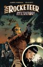 „GABRIEL HARDMAN, DEAN KOTZ, The Rocketeer, Infiltrator!“ Illustration: Helmträger zielt mit Pistole, Flugzeuge, Schiff.