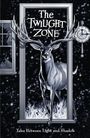 "The Twilight Zone: Tales Between Light and Shadow." Ein Hirsch tritt durch eine Tür in einen sternenklaren Nachthimmel.