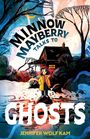 "MINNOW MAYBERRY TALKS TO GHOSTS" steht über einer Illustration eines Kindes vor einem Haus im Wald. Autor: Jennifer Wolf Kam.