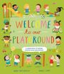 "Welcome to our Playground" steht groß. Kinder spielen fröhlich auf einem Spielplatz mit Rutsche, Schaukel, Ball und Roller.