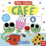 "Frog Town Café" steht groß im Bild. Zwei grüne Frösche halten Eis und eine Kirsche. Verspielte, bunte Illustration mit Dessertmotiv.