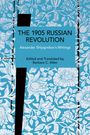 "THE 1905 RUSSIAN REVOLUTION" steht mittig in schwarzem Text auf blauem Hintergrund. Alles umgeben von weißen Blumen.