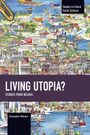 Der Text auf dem Bild lautet "Living Utopia? Stories from Rojava". Es zeigt eine bunte Illustration einer Stadt mit vielen Details.