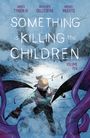 Texte: "SOMETHING IS KILLING THE CHILDREN", "JAMES TYNION IV", "WERTHER DELL'EDERA", "MIQUEL MUERTO", "VOLUME TEN". Illustration: Person mit Maske, Kettensäge und tentakelartigen Formen.