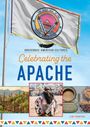 Text: "The Great Seal of the Yavapai-Apache Nation", "Indigenous American Cultures", "Celebrating the Apache", "Kim Thompson". Darstellung: Flagge, Tänzer, Landschaft, Körbe.