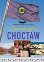 „Indigenous American Cultures: Celebrating the Choctaw“ von Kim Thompson. Oben weht eine Flagge, darunter Gruppenfoto.