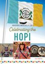 "Celebrating the Hopi" in grün und gold. Oben eine bunte Flagge, unten drei Bilder mit traditionellen Kostümen und Kunst.
