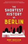 „The Shortest History of Berlin“ von Rory MacLean. Rote Hintergrundfarbe, Berliner Skyline in Schwarz-Weiß am unteren Rand.