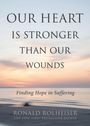 "OUR HEART IS STRONGER THAN OUR WOUNDS. Finding Hope in Suffering. Ronald Rolheiser." Hintergrund: Sonnenuntergang am Meer.