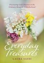 Text: "Discovering God’s Presence in the Ordinary Moments of Motherhood. Everyday Treasures. Laura Sassi." 
Eine Hand hält bunte Blumen.