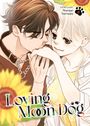 "Loving Moon Dog". Manga-Stil: Junge mit Halsband küsst Mädchenhand. Sonnenblumen im Hintergrund.