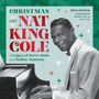 „Christmas with Nat King Cole“ in großer Schrift. Schwarz-Weiß-Foto von ihm am Klavier, umgeben von Sternen.