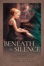 "BENEATH the SILENCE" und "THE NAMES A REGIME TRIED TO ERASE". Eine Frau am Klavier in einem eleganten Raum.