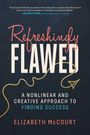 "Refreshingly Flawed" steht groß im Zentrum. Goldene Linie im Hintergrund, Zitat von Alison Levine oben. Autor: Elizabeth McCourt.