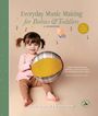 „Everyday Music Making for Babies & Toddlers“ steht oben. Ein Kleinkind mit braunen Haaren hält einen Ball.