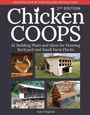 "NOW WITH STEP-BY-STEP BUILDING INSTRUCTIONS! 2ND EDITION. Chicken COOPS. 42 Building Plans and Ideas for Housing Backyard and Small Farm Flocks. Judy Pangman." Vier Bilder von Hühnerställen und Huhn.