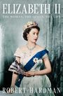 "ELIZABETH II: THE WOMAN, THE QUEEN, THE LIFE" oben. Darunter eine Frau in königlicher Robe mit Krone und Schärpe.