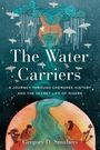 "The Water Carriers. A Journey Through Cherokee History and the Secret Life of Rivers. Gregory D. Smithers." Illustration: Eine Figur, die Wasser aus Wolken schöpft, fließendes Wasser und zwei Menschen, die Wasser betrachten.