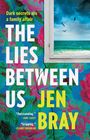 „Dark secrets are a family affair. THE LIES BETWEEN US. JEN BRAY.“ Buntes florales Muster, Fenster mit Meeresblick.
