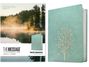„THE MESSAGE: THE BIBLE IN CONTEMPORARY LANGUAGE“ ist auf einer Buchhülle. Links Wald am Wasser.