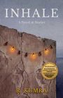 „INHALE A Novel in Stories“ von R. Kumra. Abblätternde Wand mit Lichterkette, goldenes Gewinner-Emblem.