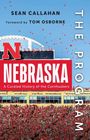 "NEBRASKA: A Curated History of the Cornhuskers" in großen roten Buchstaben. Stadion mit Menschenmenge.