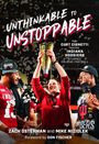 "UNTHINKABLE TO UNSTOPPABLE" ist oben in Großbuchstaben. Ein Mann hält feiernd einen Pokal umringt von anderen Personen.